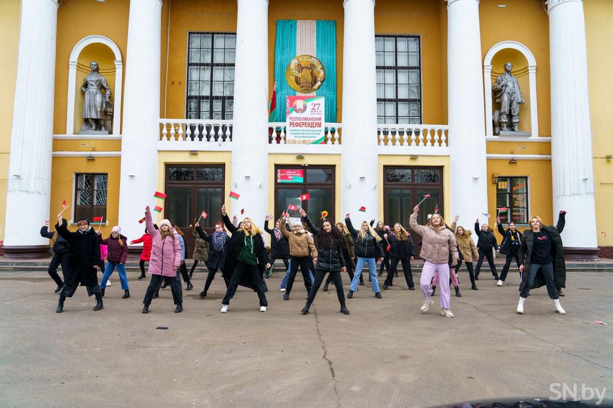 В Светлогорске состоялся флешмоб «Вперед, Беларусь!» | Новости Светлогорска  и Светлогорского района