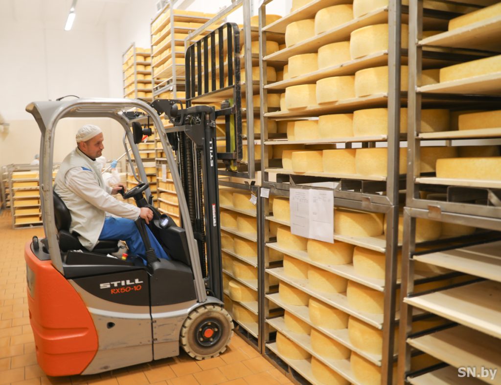 О секретах рождения сыров рассказывают специалисты Светлогорского молочного завода